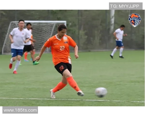 女孩与众多足球明星的梦想之旅与友谊故事 女孩与众多足球明星的梦想之旅与友谊故事