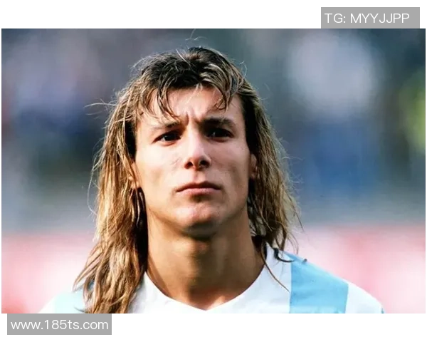 带翅膀的足球明星飞翔在绿茵场上展现无与伦比的技艺与魅力 带翅膀的足球明星飞翔在绿茵场上展现无与伦比的技艺与魅力