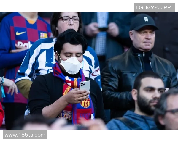 足球明星在公共场合是否坚持佩戴口罩的现状与影响分析 足球明星在公共场合是否坚持佩戴口罩的现状与影响分析