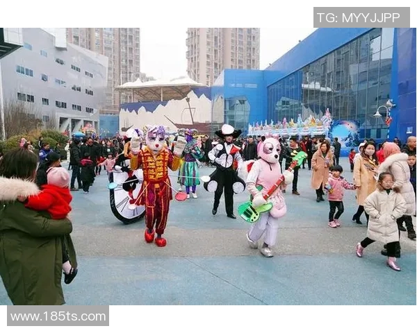 足球明星施展特效技能与小孩互动引发热议与欢笑 足球明星施展特效技能与小孩互动引发热议与欢笑